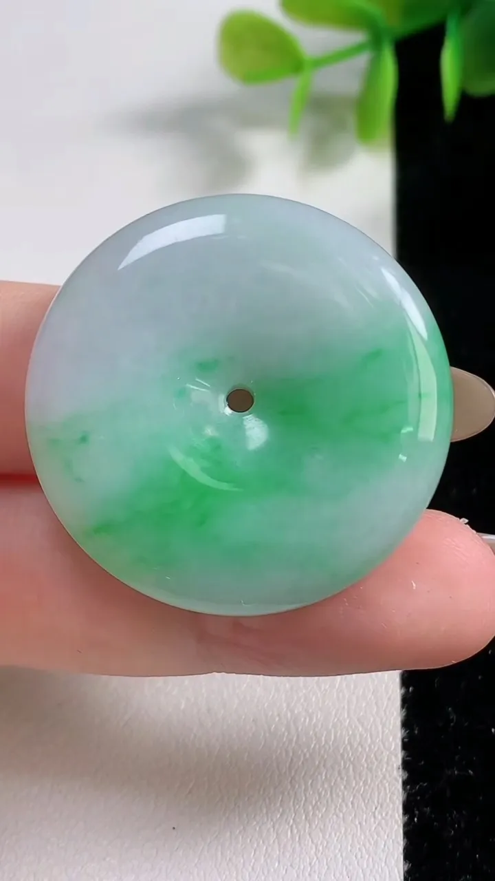 天然A货翡翠平安扣吊坠，尺寸33.5-6，重量:15.49g
11月10日