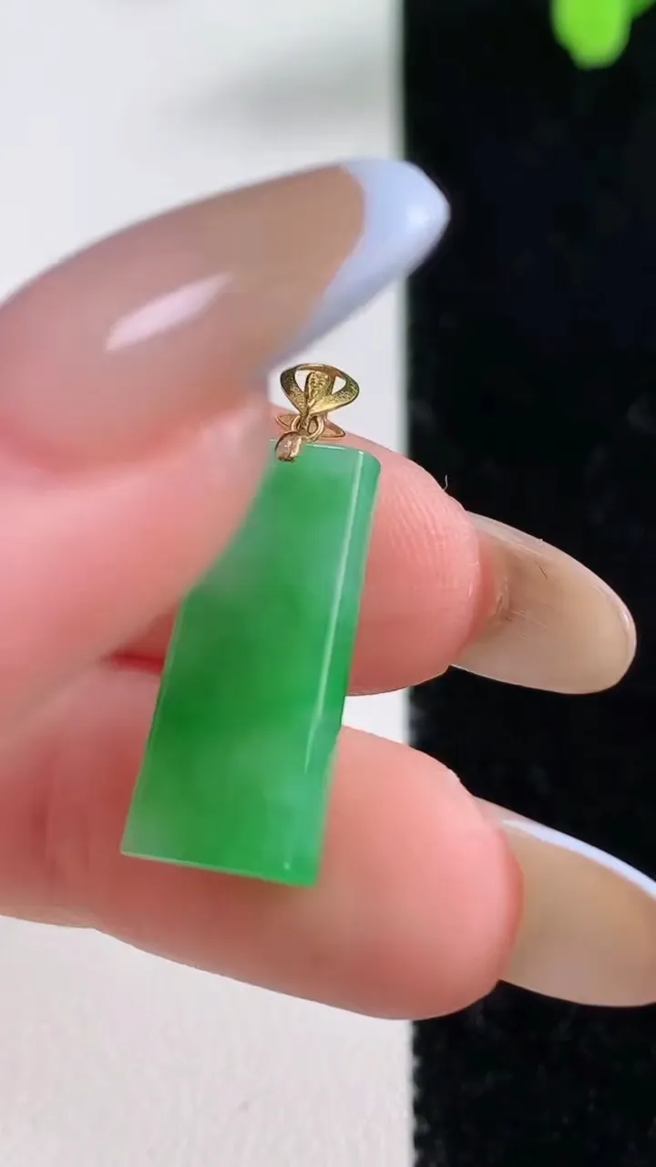 天然A货翡翠无事牌吊坠，尺寸20.4-8.7-3.7，重量:2.23g
11月10日