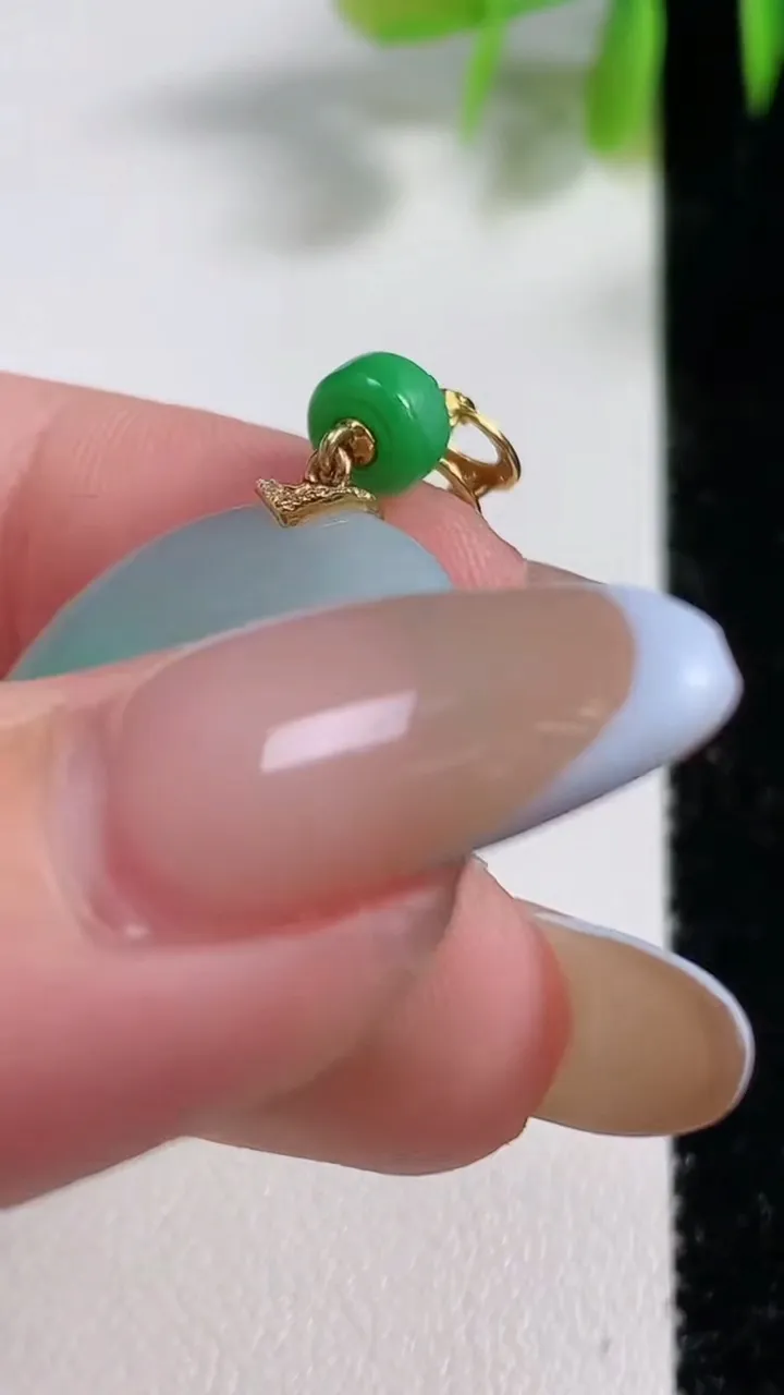 天然A货翡翠平安环吊坠，尺寸24-3.6，重量:5.11g
11月10日