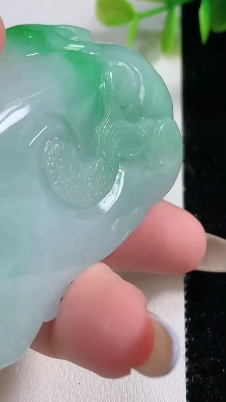 天然A货翡翠龙牌吊坠，尺寸70.8-40.2-16，重量:67.33g
11月10日