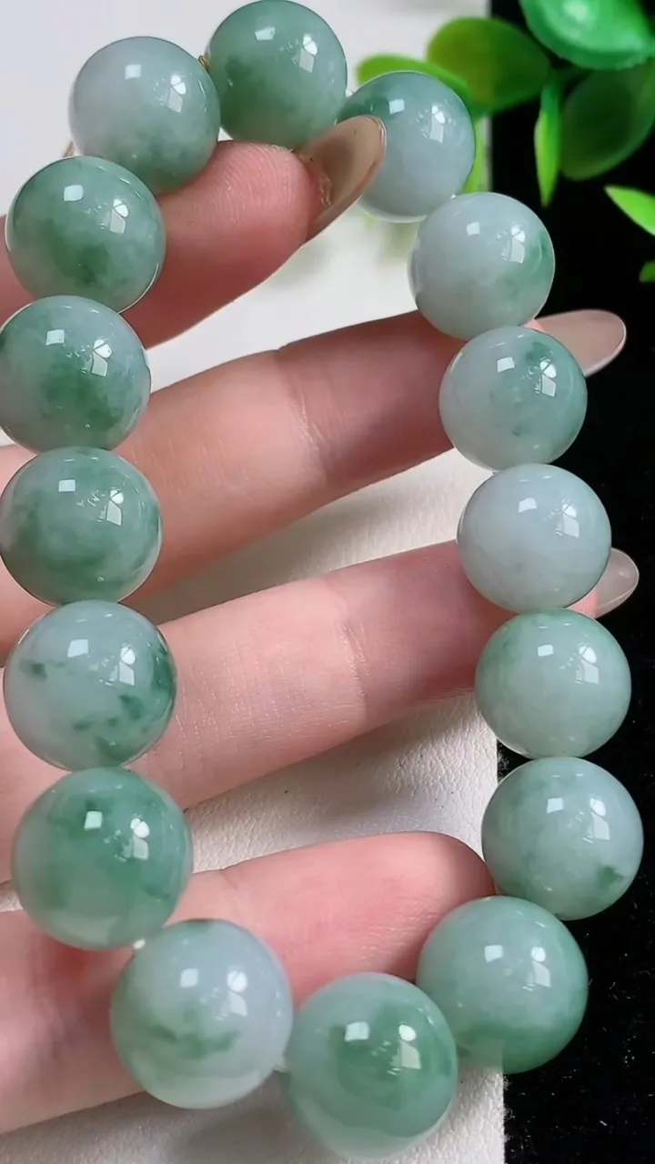 天然A货翡翠飘花圆珠手串16颗，尺寸12.6，重量:53.38g11月10日
工厂直销收藏佳品,种好水足，色泽均匀，有种有色，上手高大气！