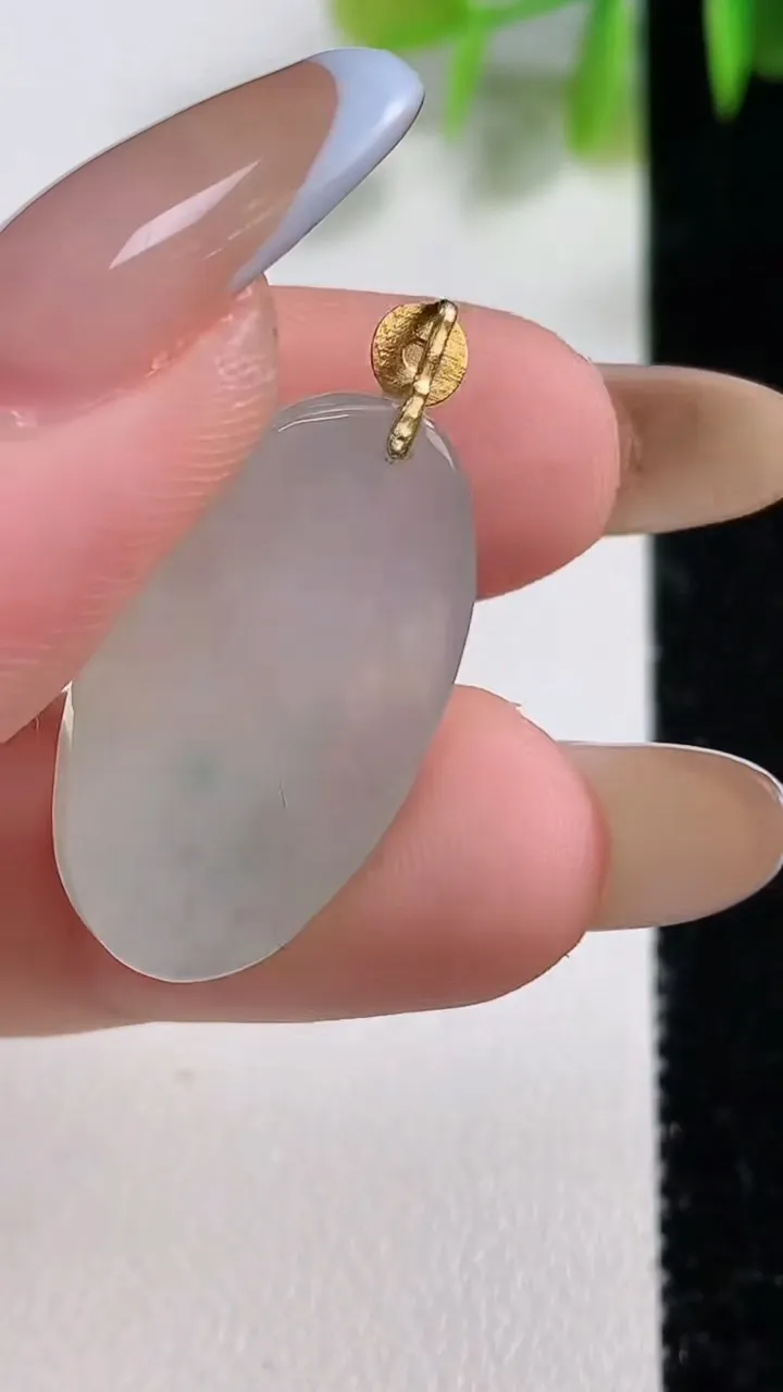 天然A货翡翠无事牌吊坠，尺寸24.3-13.7-3.8，重量:3.68g
11月10日