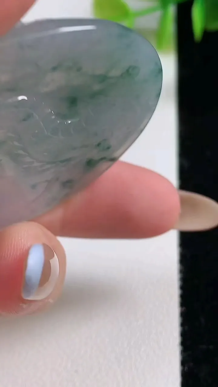 天然A货翡翠冰种飘花龙牌吊坠，尺寸51-40.2-6.4，重量:21.89g
11月10日