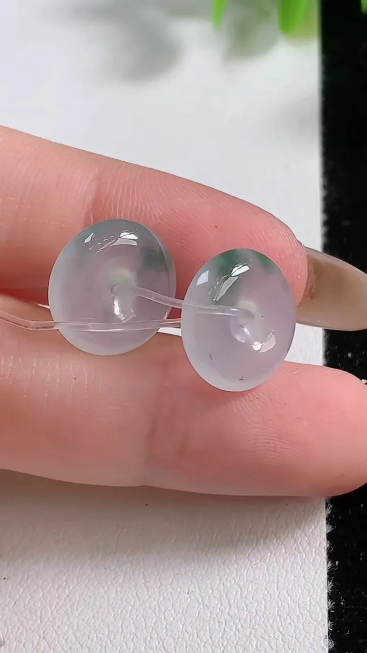 天然A货翡翠冰种飘花平安扣吊坠一对，尺寸13.4-4，重量:3.03g
11月10日