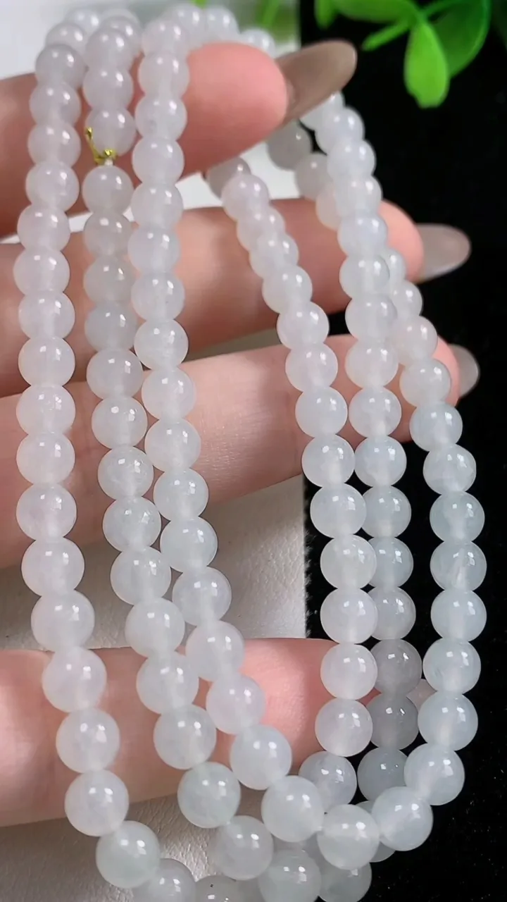 天然A货翡翠圆珠项链121颗，尺寸5.4，重量:32.11g
11月10日