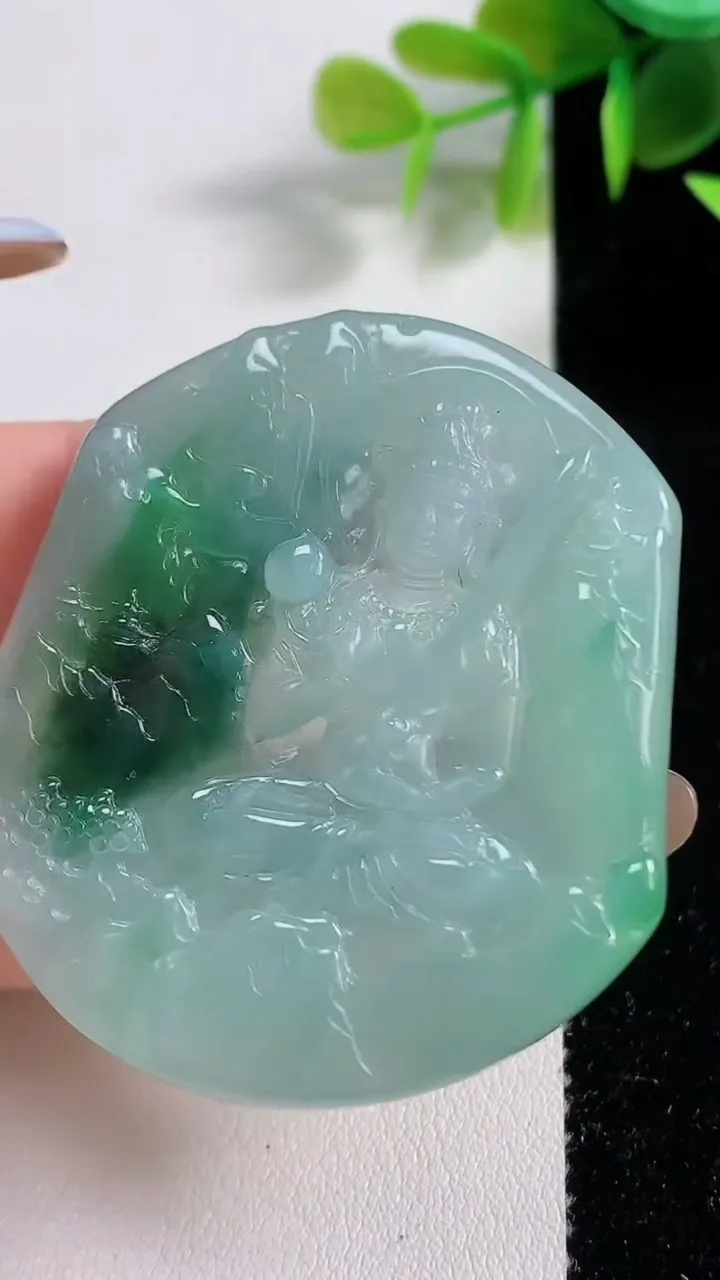 天然A货翡翠虚空藏菩萨吊坠，尺寸49.4-44.3-4.7，重量:22.28g
11月10日