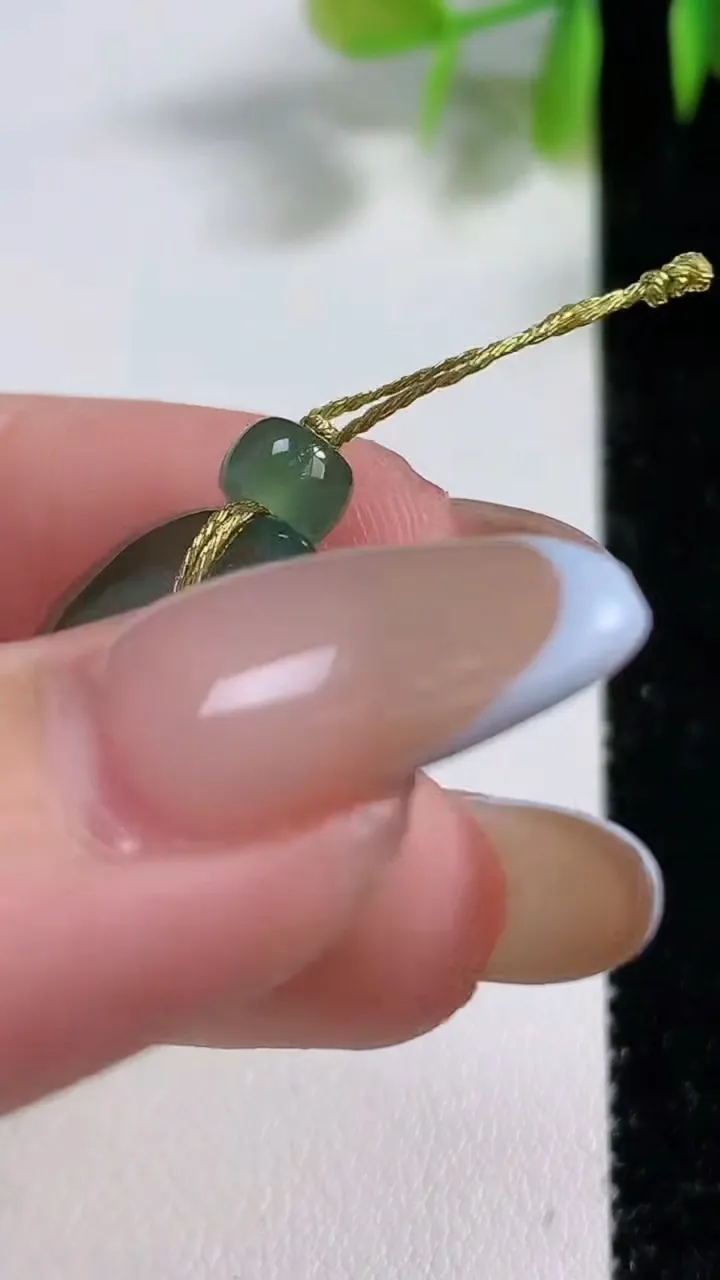 天然A货翡翠平安环吊坠，尺寸21-3.6，重量:3.56g
11月10日