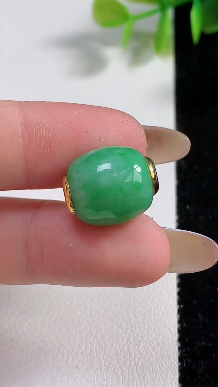 天然A货翡翠路路通吊坠，尺寸15.8-13.2，重量:4.60g
11月10日