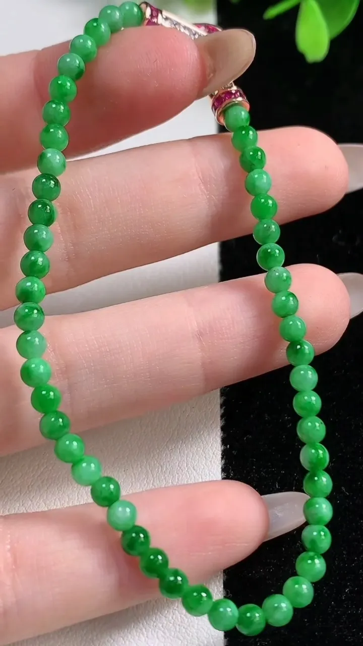 天然A货翡翠小米圆珠手串50颗，尺寸3.5，重量:5.94g11月10日
工厂直销收藏佳品,种好水足