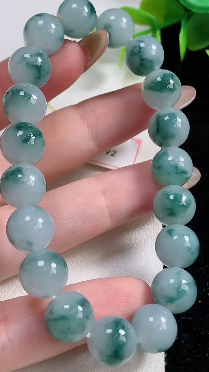天然A货翡翠种飘花圆珠手串19颗，尺寸10，重量:33.96g11月10日
工厂直销收藏佳品,种好水足，色泽均匀，有种有色，上手高大气！