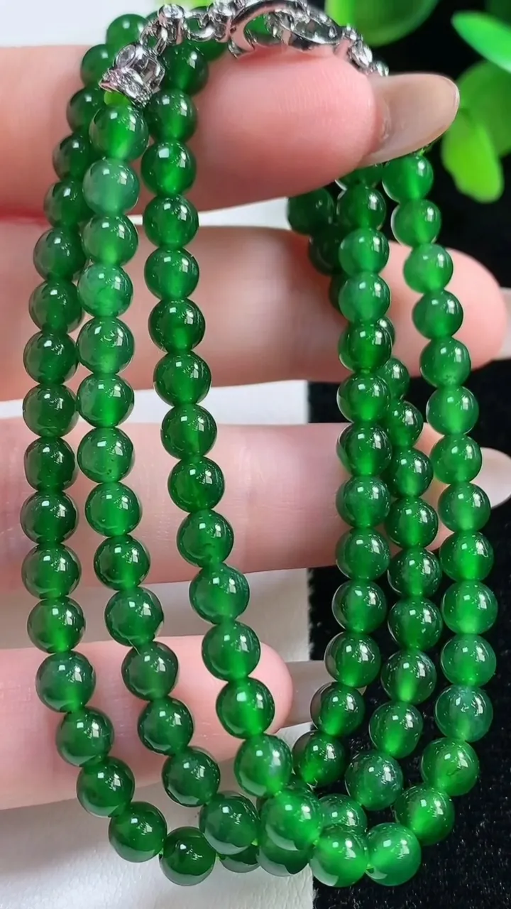 天然A货翡翠圆珠项链103颗，尺寸4.8，重量:22.25g
11月10日