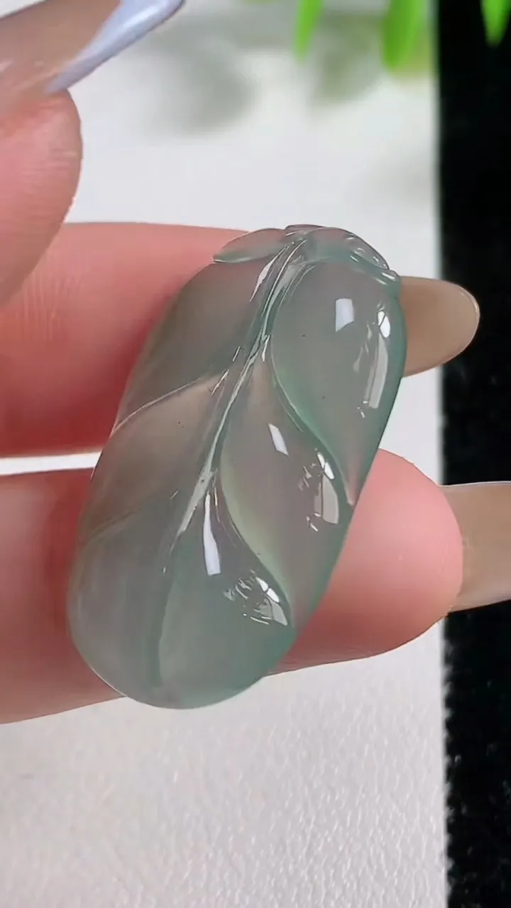 天然A货翡翠金枝玉叶 叶子镶嵌件，尺寸30.8-17.4-3.6，重量:3.76g
11月10日