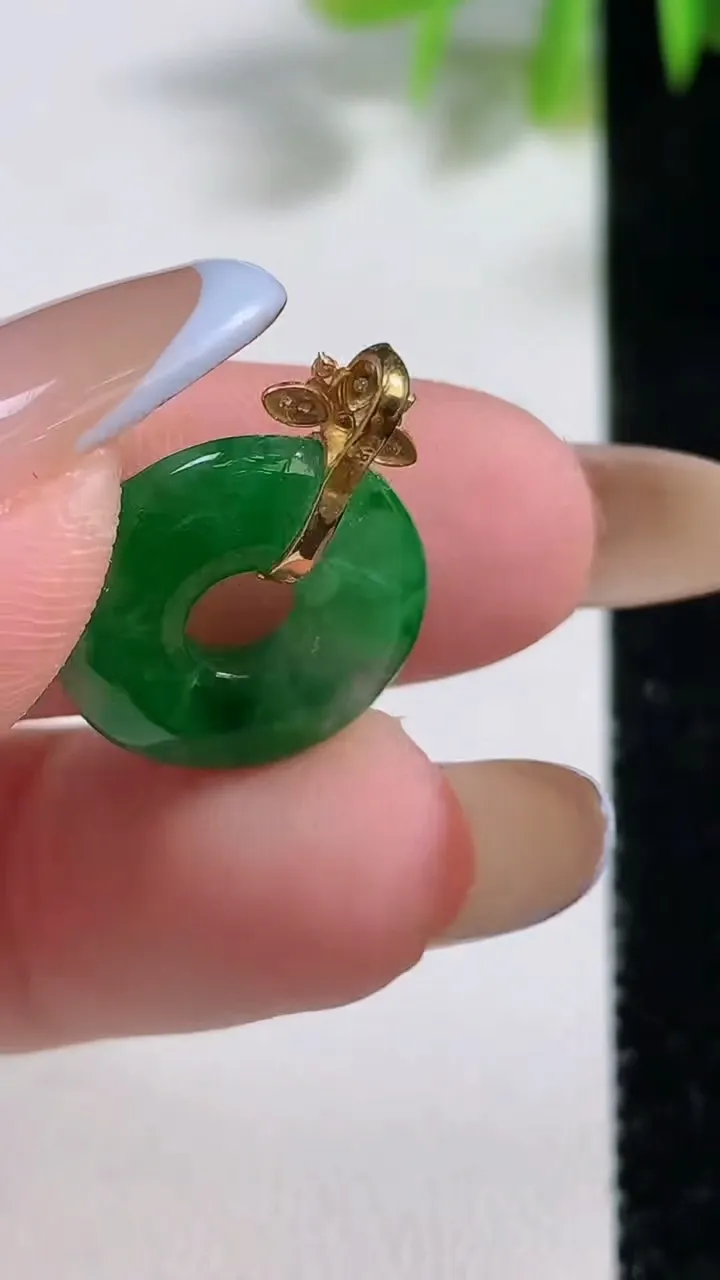 天然A货翡翠平安环吊坠，尺寸16-3.7，重量:2.00g
11月10日