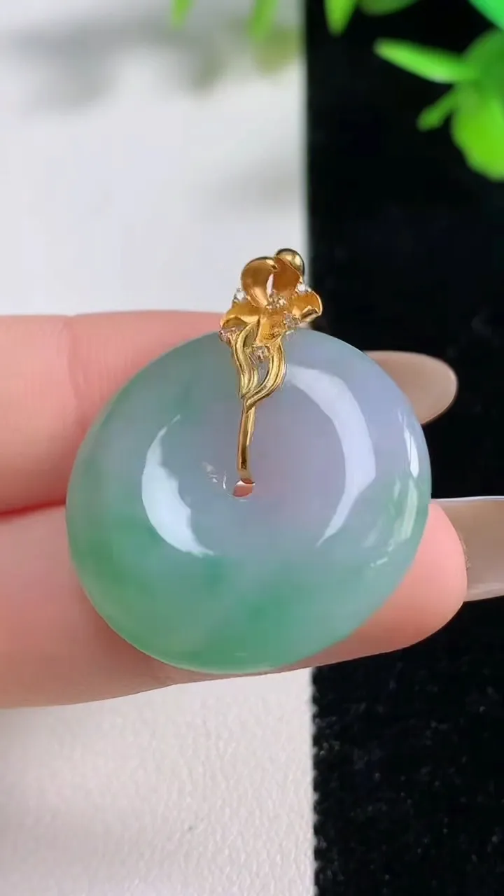 天然A货翡翠平安扣吊坠，尺寸27-5.4，重量:8.81g
11月10日