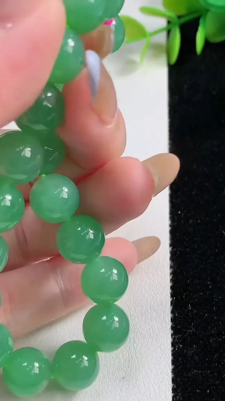 天然A货翡翠圆珠手串19颗，尺寸10.3，重量:35.63g11月10日
工厂直销收藏佳品,种好水足，色泽均匀，有种有色，上手高大气！