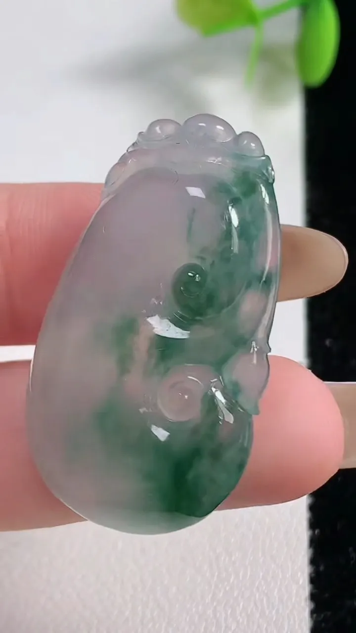 天然A货翡翠种飘花如意吊坠，尺寸37-21.8-5.4，重量:8.17g
11月10日