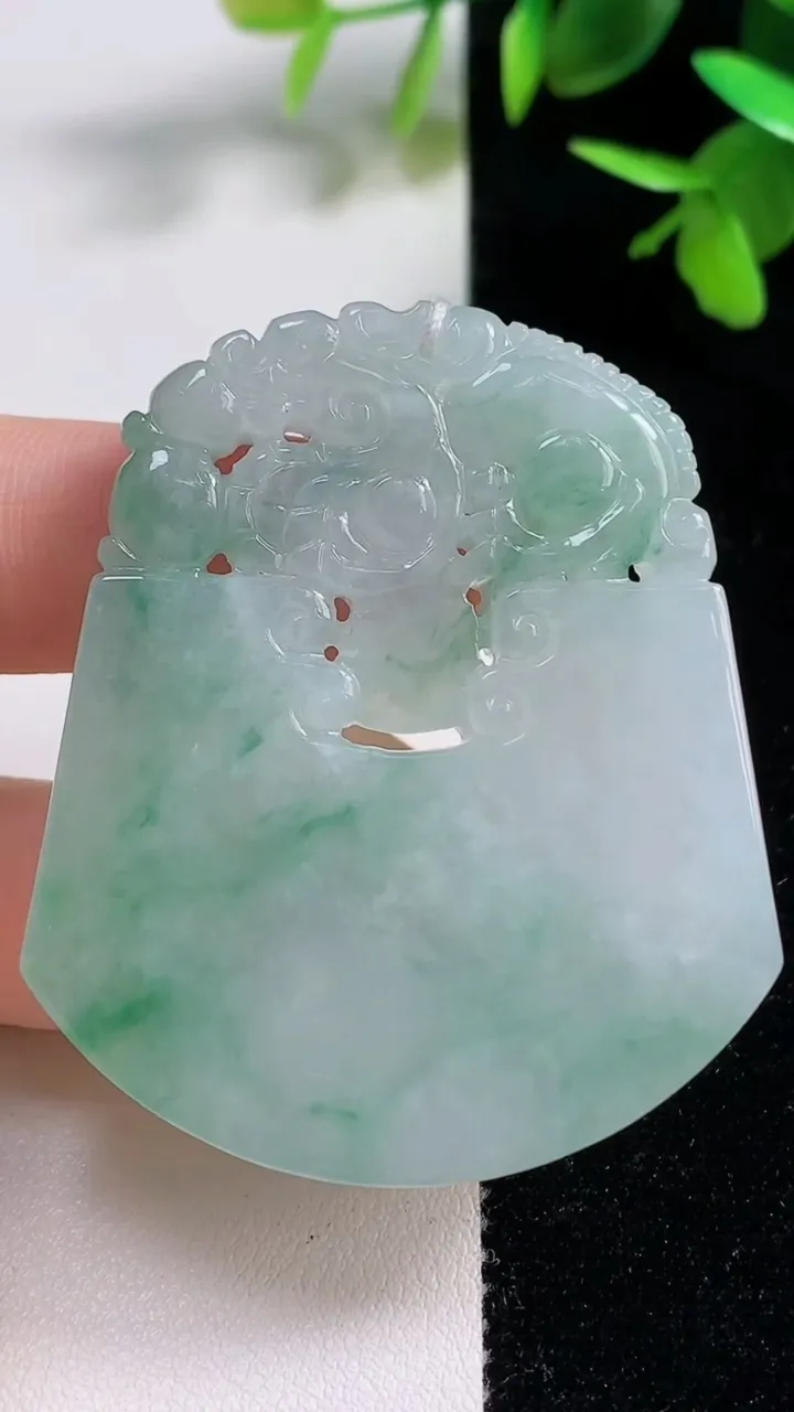 天然A货翡翠冰种飘花仿古无事牌吊坠，尺寸51.7-44.5-6.5，重量:34.17g
11月10日