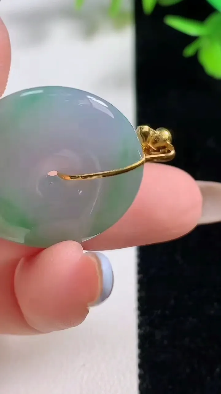 天然A货翡翠平安扣吊坠，尺寸27-5.4，重量:8.81g
11月10日