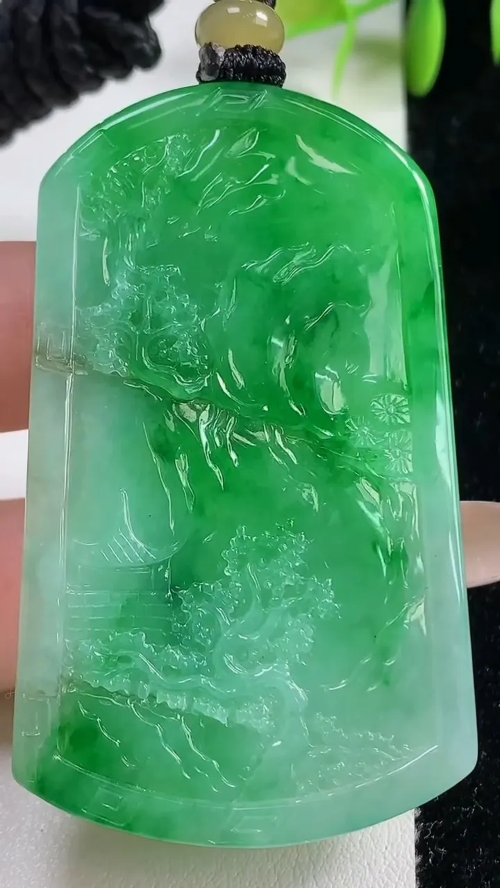 天然A货翡翠山水牌吊坠，尺寸60-35.3-6.2，重量:32.75g
11月10日