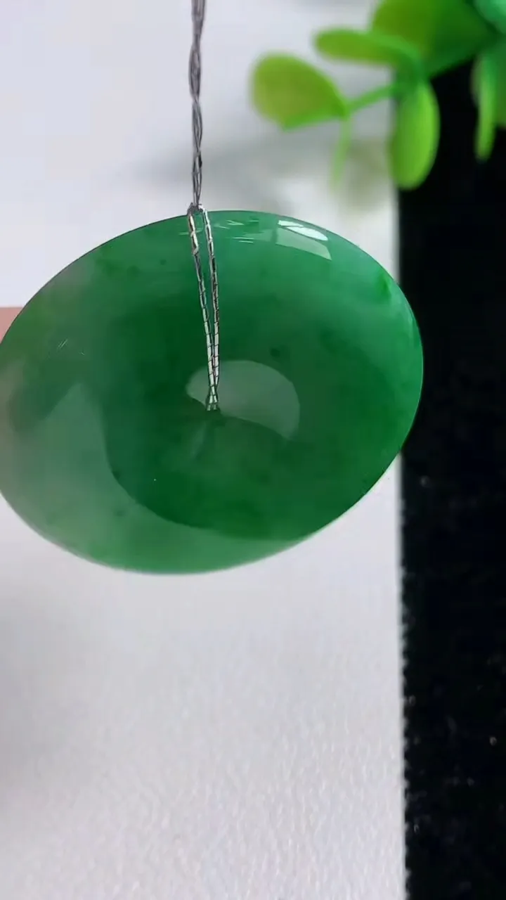 天然A货翡翠平安扣吊坠，尺寸34.4-6，重量:14.44g
11月10日