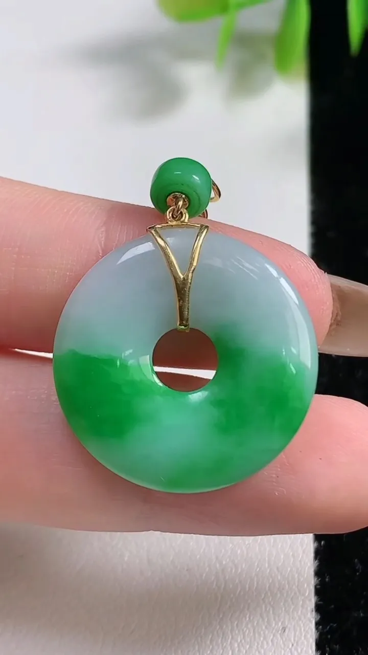 天然A货翡翠平安环吊坠，尺寸24-3.6，重量:5.11g
11月10日