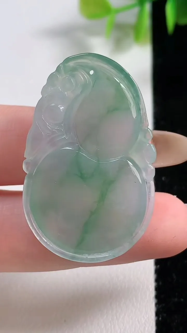 天然A货翡翠冰种飘花葫芦吊坠，尺寸37.8-23.8-5.5，重量:8.81g
11月10日