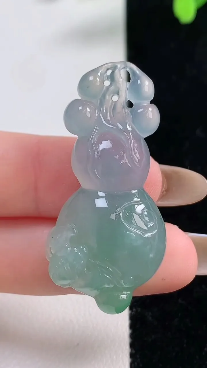 天然A货翡翠葫芦吊坠，尺寸42.4-20.7-10.6，重量:11.84g
11月10日