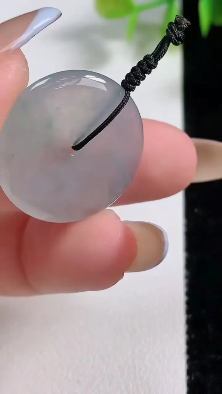 天然A货翡翠冰种飘花平安扣吊坠，尺寸23.6-3.7，重量:4.53g
11月10日