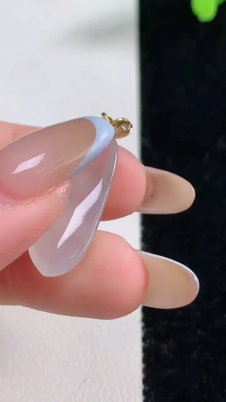 天然A货翡翠种飘花福瓜吊坠，尺寸24.4-9.6-4.8，重量:2.16g
11月10日