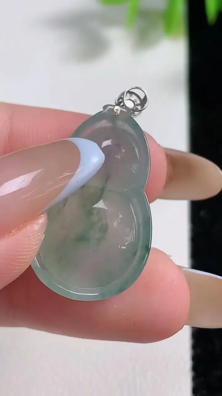 天然A货翡翠种飘花葫芦吊坠，尺寸24.5-16-6.5，重量:4.19g
11月10日