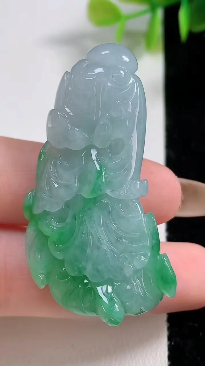 天然A货翡翠白菜吊坠，尺寸48.8-25.5-12，重量:21.17g
11月10日