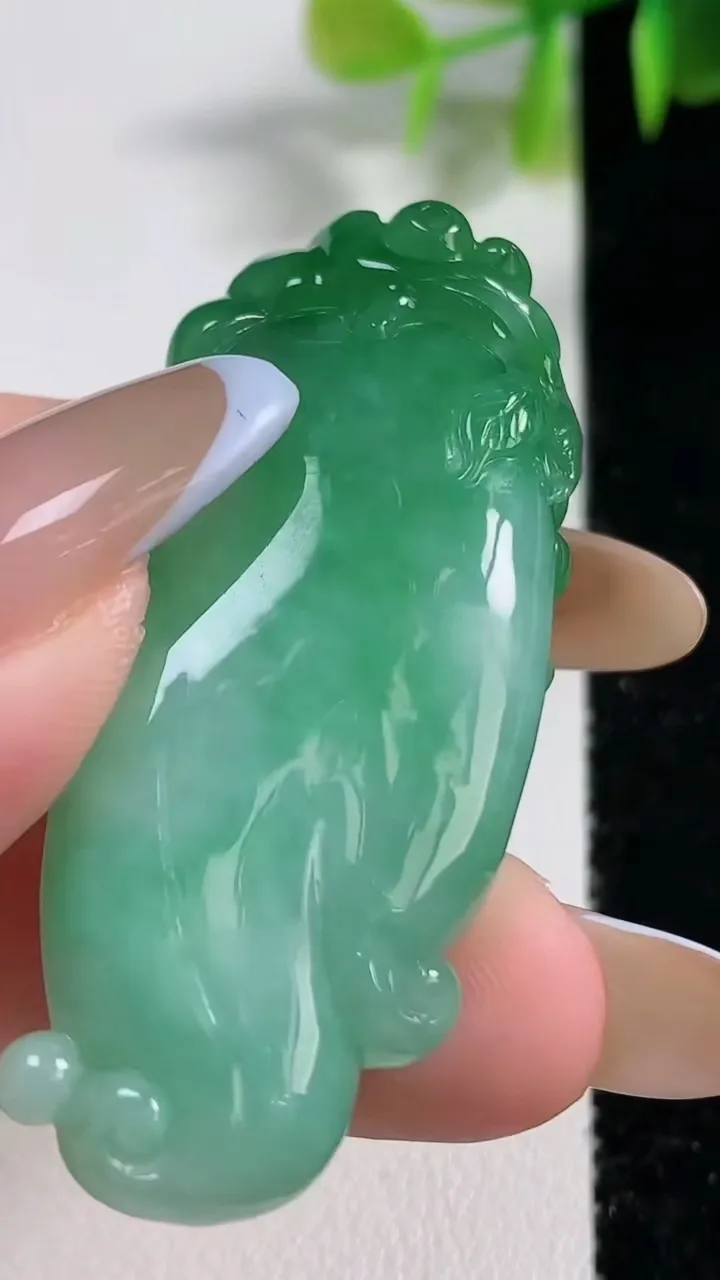 天然A货翡翠福瓜吊坠，尺寸52-21-9.5，重量:21.58g
11月10日