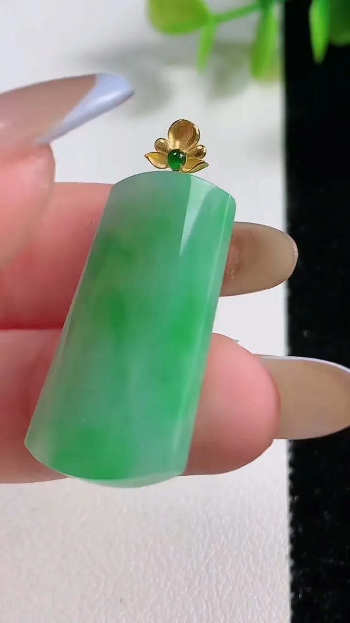 天然A货翡翠无事牌吊坠，尺寸30-15.6-3.9，重量:4.69g
11月10日