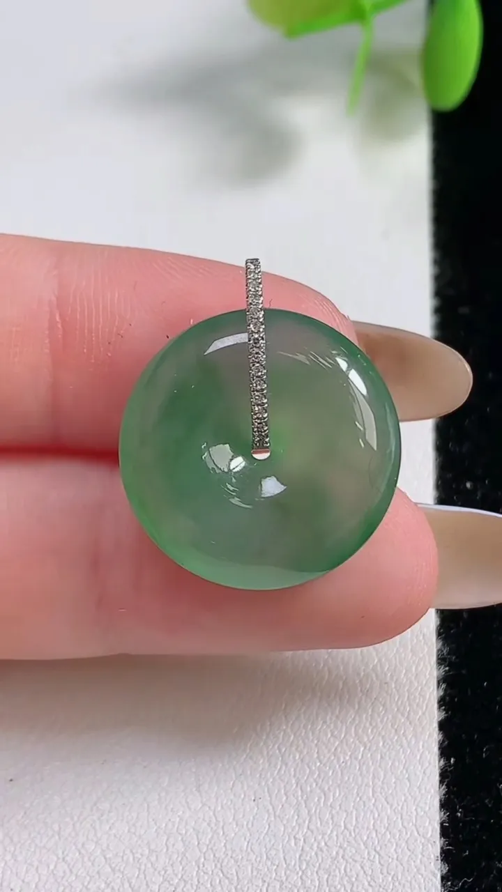 天然A货翡翠平安扣吊坠，尺寸19.6-5，重量:4.31g
11月10日