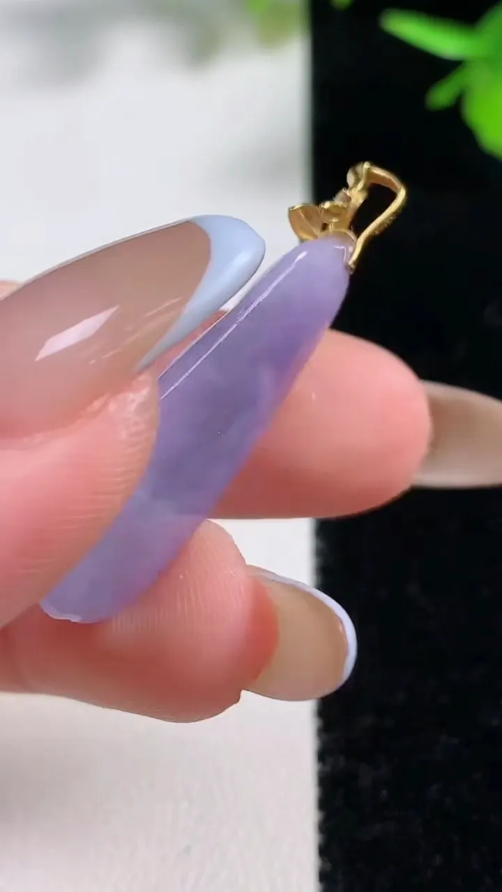 天然A货翡翠种紫罗兰福豆吊坠，尺寸31.7-12.7-6.5，重量:4.56g
11月10日