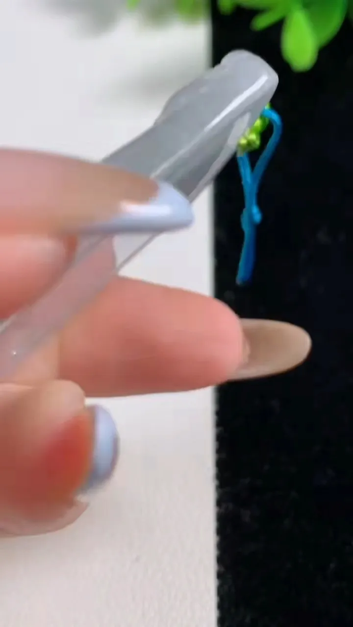 天然A货翡翠虚空藏菩萨吊坠，尺寸64-40.3-6.1，重量:33.97g
11月10日