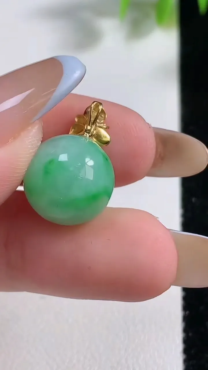 天然A货翡翠圆珠吊坠，尺寸12.7，重量:3.90g
11月10日
