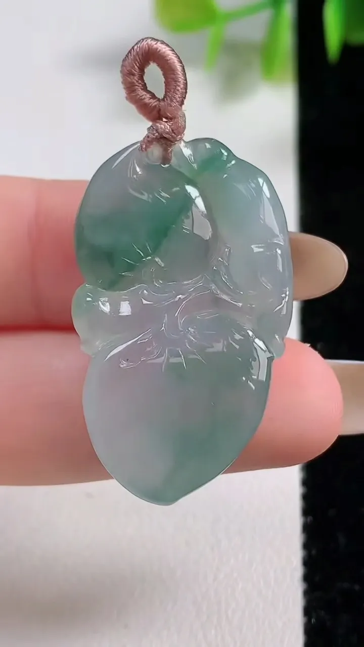 天然A货翡翠冰种飘花福瓜吊坠，尺寸33-20.3-5.7，重量:7.24g
11月10日