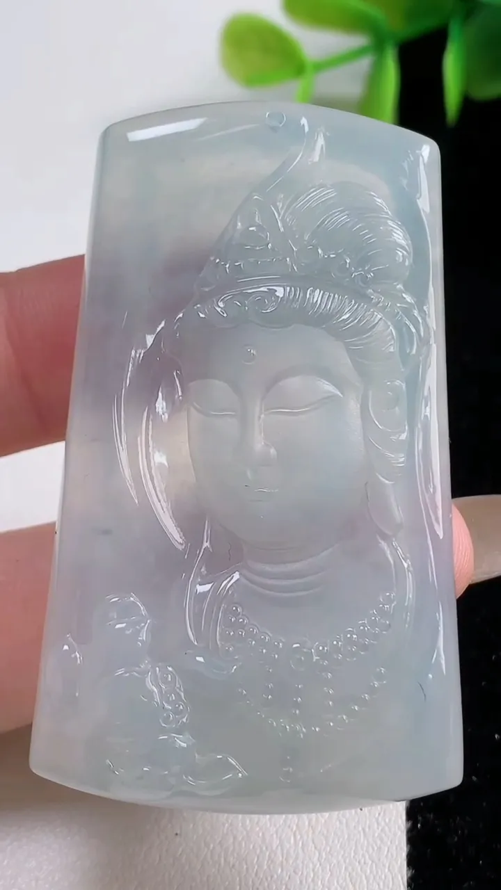 天然A货翡翠观音头吊坠，尺寸57.5-33.5-6.2，重量:25.69g
11月10日