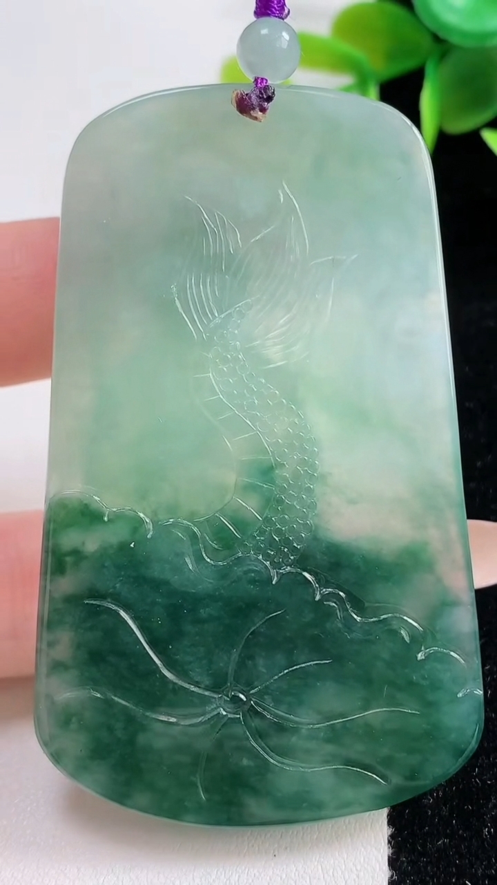 天然A货翡翠冰种飘花祥龙观音菩萨吊坠，尺寸68.8-42-6.6，重量:38.23g
11月10日