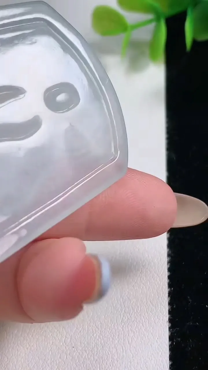 天然A货翡翠观音菩萨吊坠，尺寸54.8-41.2-6.6，重量:28.09g
11月10日