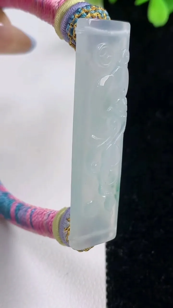 天然A货翡翠冰种飘花如意手牌 手绳，尺寸50-12.4-5.6，重量:21.60g
11月10日