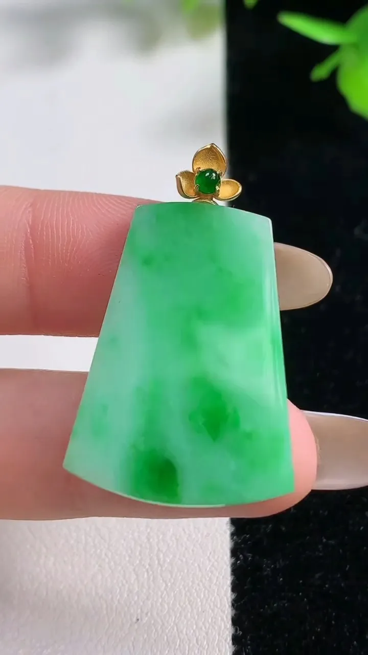 天然A货翡翠无事牌吊坠，尺寸29.8-21.5-3，重量:5.15g
11月10日