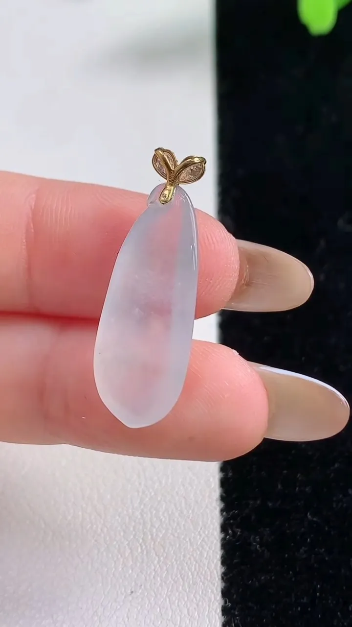 天然A货翡翠种飘花福瓜吊坠，尺寸24.4-9.6-4.8，重量:2.16g
11月10日