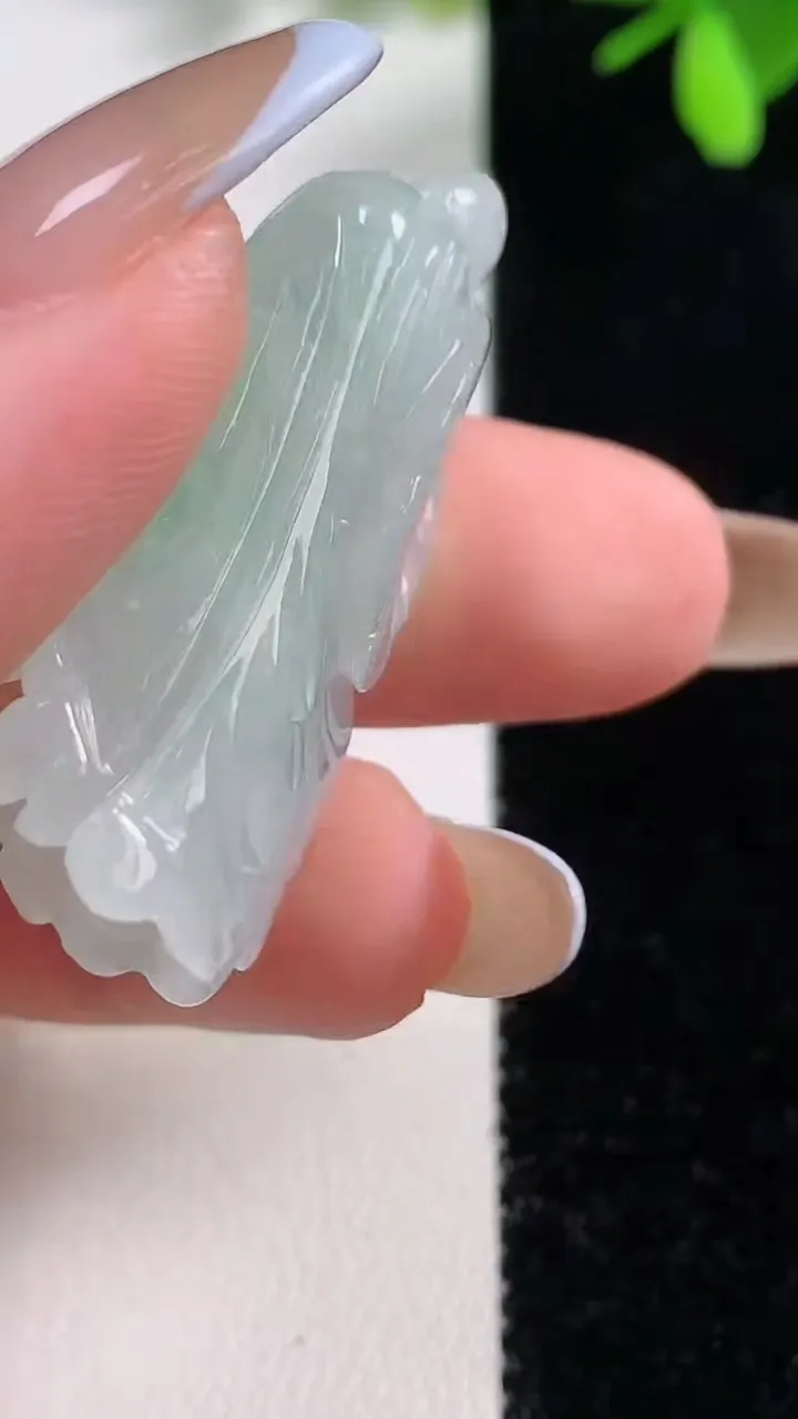 天然A货翡翠白菜吊坠，尺寸38-14-12，重量:11.64g
11月10日