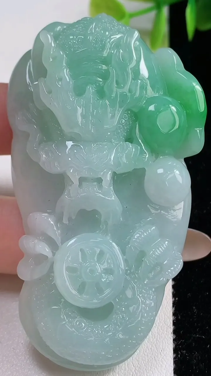 天然A货翡翠龙牌吊坠，尺寸70.8-40.2-16，重量:67.33g
11月10日