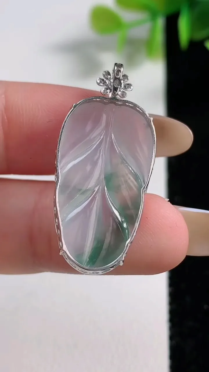 天然A货翡翠种飘花金枝玉叶 叶子吊坠，尺寸26.5-15-4.5，重量:2.57g
11月10日