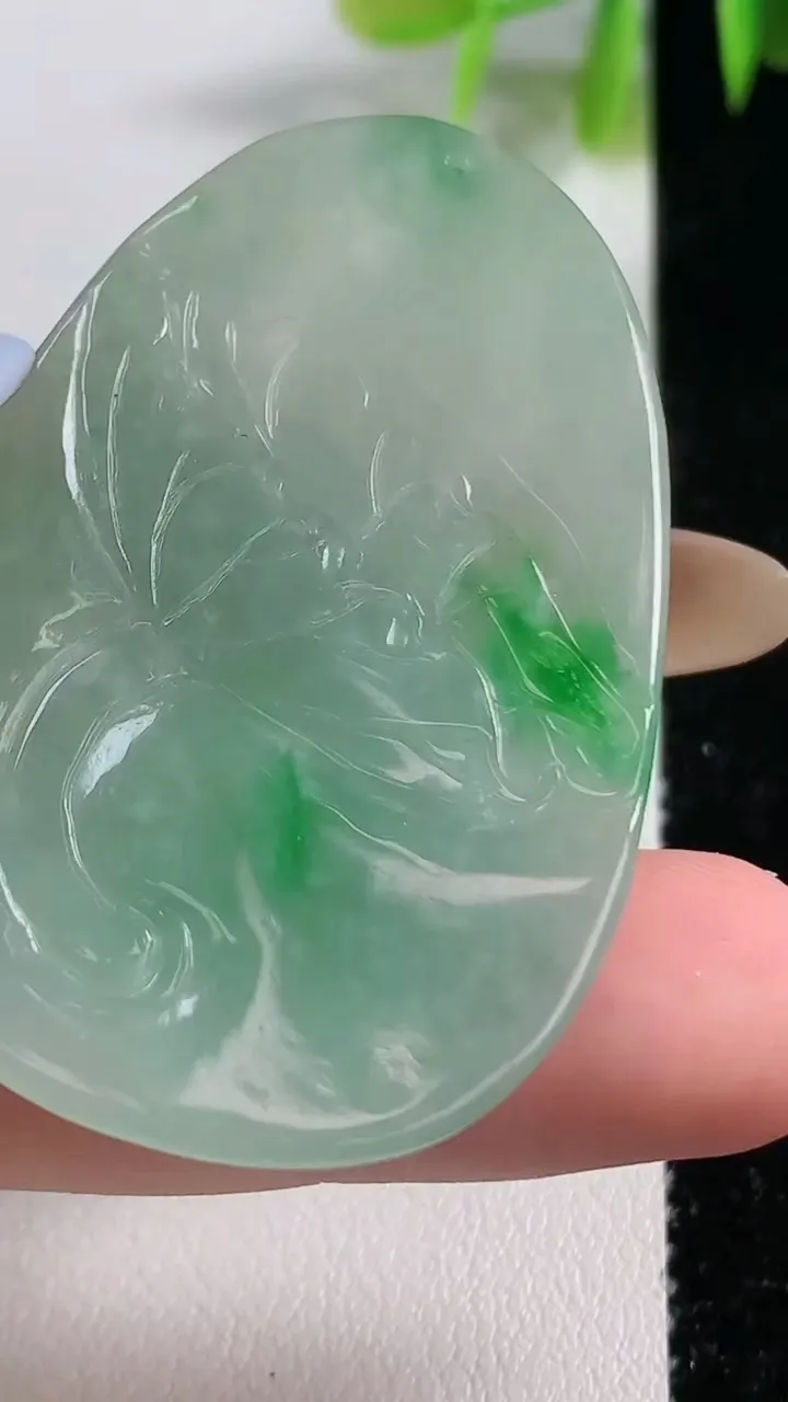 天然A货翡翠千手观音菩萨吊坠，尺寸50.8-33.3-5.9，重量:16.76g
11月10日