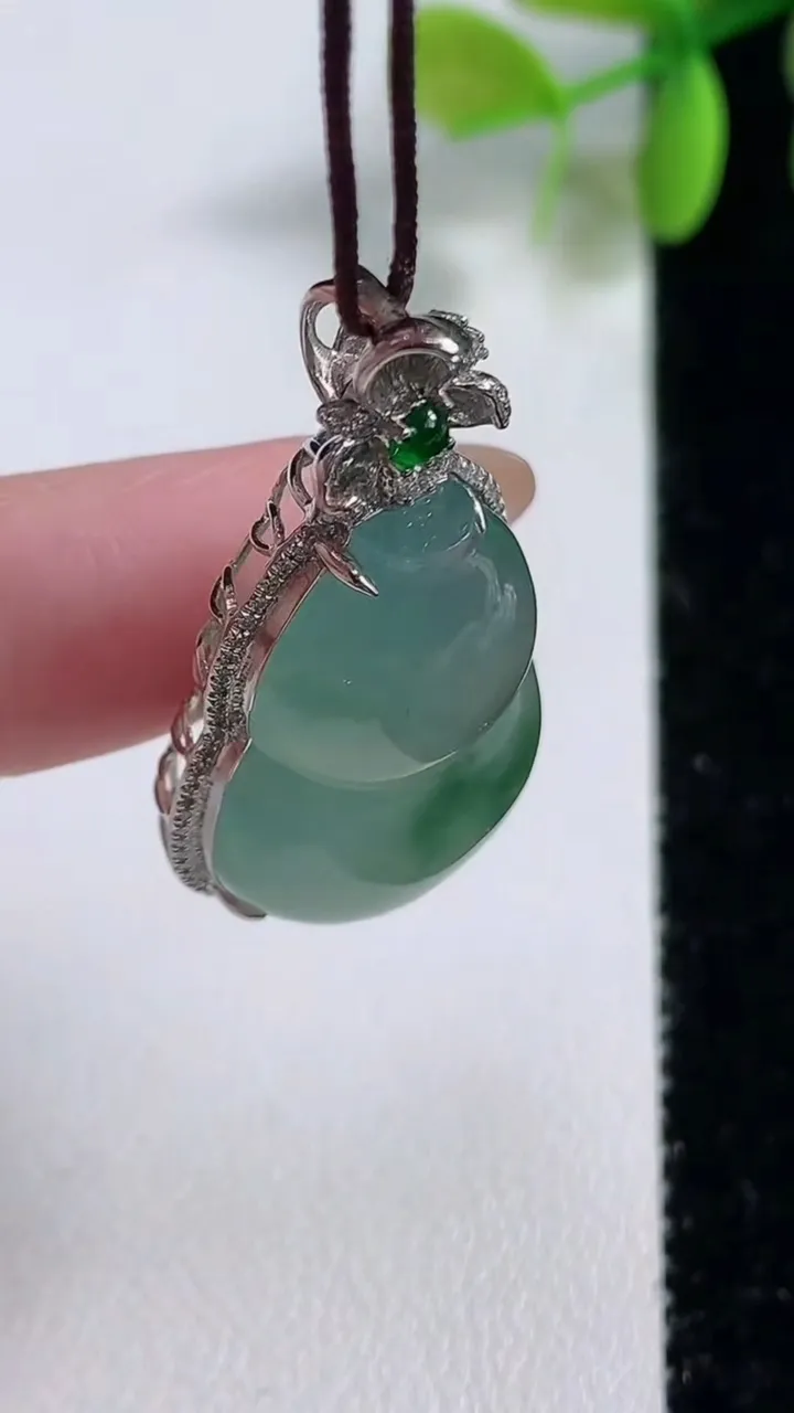 天然A货翡翠种飘花葫芦吊坠，尺寸36.2-19.8-10.9裸石24.8-17.7，重量:7.67g
11月10日