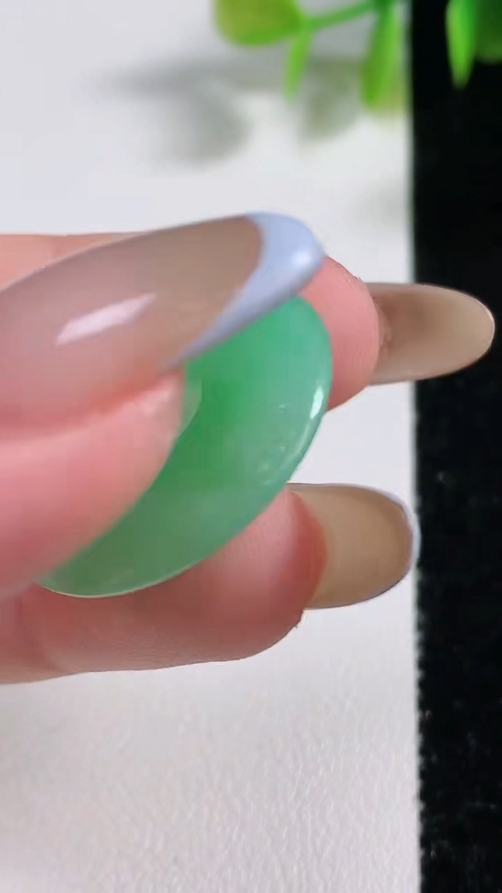 天然A货翡翠平安扣吊坠，尺寸24.3-4.6，重量:5.80g
11月10日